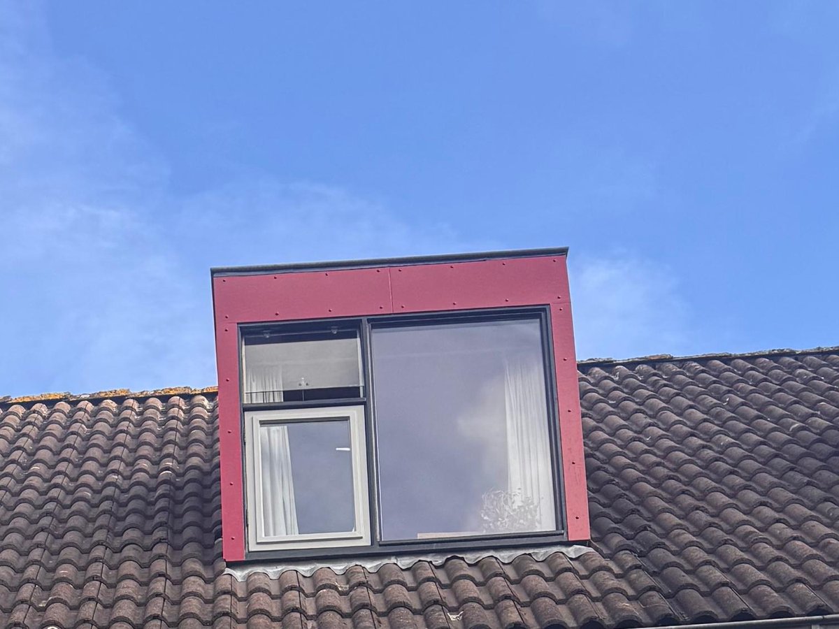 Dakkapel na het schilderen, egaal rood