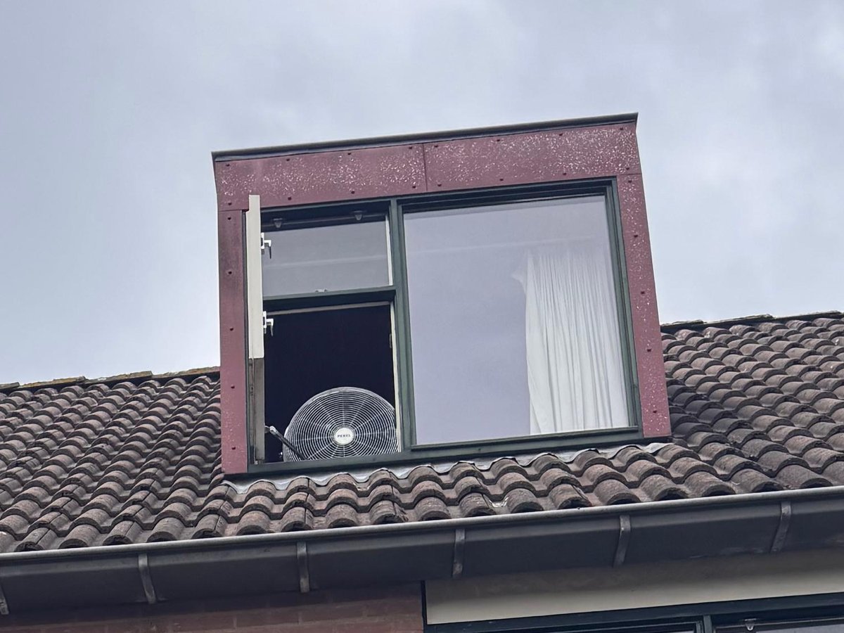 Dakkapel voor het schilderen, kale plaat