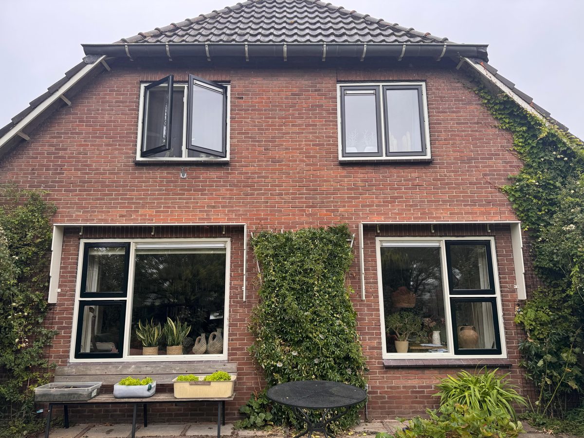 Geschilderde kozijnen aan een woning